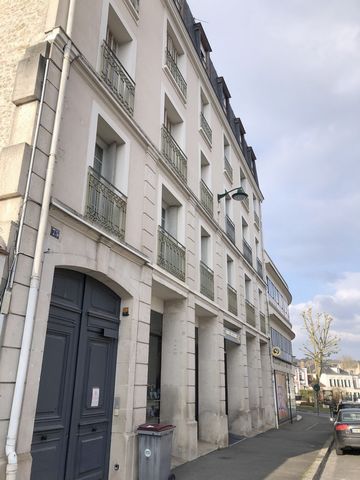 In the center of FONTAINEBLEAU in a secure residence with elevator, on the 4th floor on 4 floors. Nice apartment composed of an entrance opening onto a long corridor leading to a double living room, a separate fitted kitchen, 2 bedrooms, a shower roo...