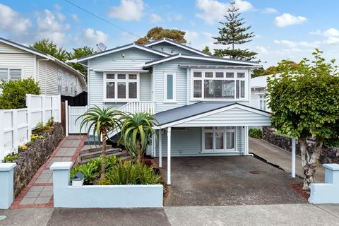 Sitting proud in an elevated position this character bungalow, bathed in all day sun and adorned with leadlights, high stud ceilings and polished floors, has a classic yet fresh ambiance. Natural light streams into the open plan, spacious living and ...