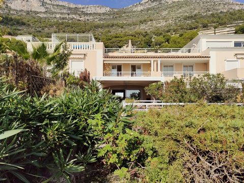 Rare property benefiting from calm and a pleasant location, in the heart of Cap D'Ail and at the gates of Monaco. On the upper floor of a prestigious secure residence, this 123 m2 duplex extends onto exteriors whose sea view will take your gaze towar...