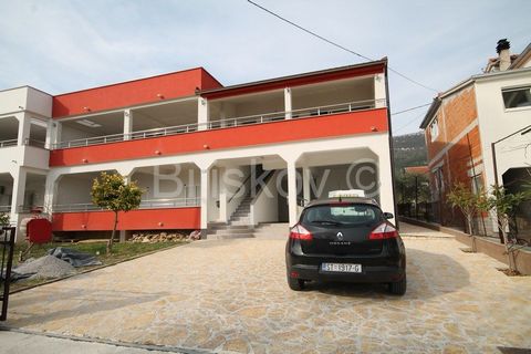 Kaštela, Kaštel Stari Family house with 4 apartments in Kaštel Stari. House area 416m2 (net 374m2) Plot area: 450m2 The building  consists of: CELLAR - storeroom approx. 20m2 (tavern) GROUND FLOOR APARTMENT No. 1 – kitchen with dining room, 3 bedroom...