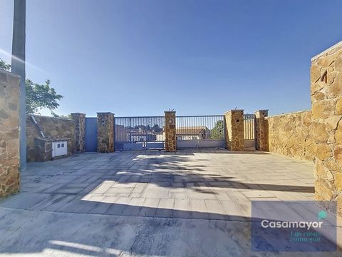 Inmobiliaria Casamayor présente cette villa dans la ville de Busot, une ville située dans un environnement calme et naturel à 19 kilomètres au nord de la ville d'Alicante. Identifié comme terrain urbain, il compte 149 m2 de logements et 911 m2 de ter...