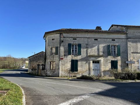 EXCLUSIVE TO BEAUX VILLAGES! Located just a few steps away from a majestic castle, in one of the most beautiful villages of the Périgord region, this charming property, in need of partial renovation, offers exceptional potential. On the ground floor,...