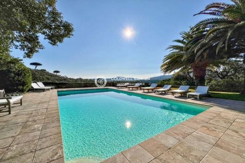 Coldwell Banker Jager Immobilier is proud to present this magnificent Provençal villa, located in a private and secure domain. With a generous area of 269m2 on a plot of 3227m2, this south-facing property is ideally situated near the sought-after bea...