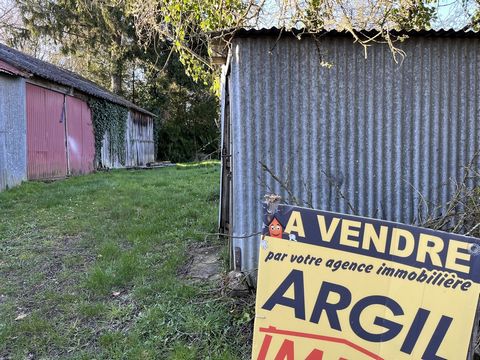 Adorable building land of 550 m2 located on the outskirts of a small Sarthe village on which is built a large 70m2 workshop (former carpenter's workshop) and small sheet metal shed. Very charming also with its small stream (courtyard if it rains). An...