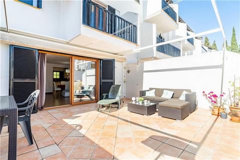 Duplex of approximately 130m2 with terrace in residential area with communal pool. This property consists of a spacious living room of 36m2 with open kitchen and access to the terrace, pre-installation of fireplace, 3 double bedrooms, 2 bathrooms (1 ...
