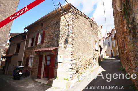 In the town of Faugères, between countryside, vineyards and mountains, 30 minutes from Béziers, this charming village house of 82m with 40m2 of convertible attic offers you: . On the ground floor : - A cozy living room - A living room and its open fi...