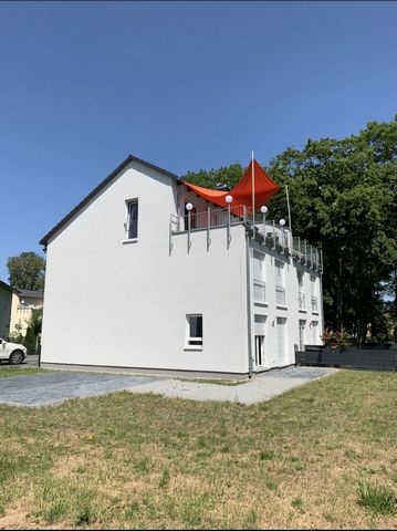House in 1st row with lake access on Niederneuendorfer See. Only 100 metres from the border to Berlin. Roof terrace and terrace at the house. Good public transport connections. Shopping facilities and various restaurants within walking distance.