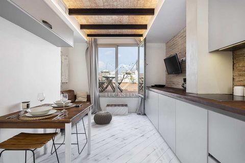The property is located in the wonderful residential area of Passeig de Sant Joan, in Eixample Right, close to Arc de Triomf and Plaça Tetuan. The property benefits from 2 excellent private terraces where you can enjoy stunning city views while you r...