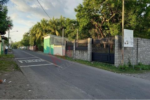Do not miss the opportunity to buy this fantastic corner lot located in a residential and central area of Poneloya, 82 meters from the beach so you can enjoy the beautiful sunsets. This lot offers the opportunity to build the beach house you desire, ...