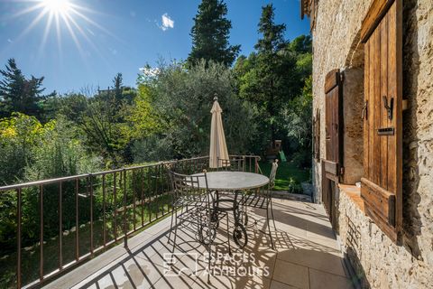 Built in the 17th century, this property steeped in history has a surface area of 253 m2 on a plot of 6000m2, a few steps from the village of Carros. This old oil mill, bordered by a green nature, enjoys an undeniable cachet thanks to the conservatio...