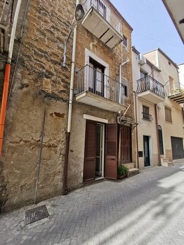 Fristående hus med utsikt över både Via Messina och Via Arcuri och täcker en yta på ca 205 kvm. Bottenvåningen från Via Arcuri används som lager och täcker en yta på ca 40 kvm. Bottenvåningen från Via Messina är uppdelad i tre rum och ett badrum för ...