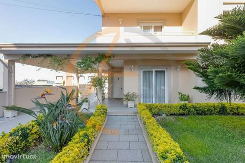 Fantastic villa with 3 fronts of typology T4, with a total area of 356 m2 located in the Residential area of Grijó, Vila Nova de Gaia. Property consisting of 2 floors, with large and well-distributed areas. Great sun exposure (east/north/west), which...