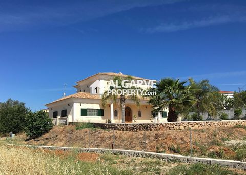 Located in Loulé. Fabulous 6 bedroom villa excellently located in a quiet area in the centre of Tôr village. Only 9 km from Loulé and 1 km from the Golf of Quinta da Ombria. 2.431 sq.m. plot with 421 sq.m. of built area. High quality finishes. Outsid...