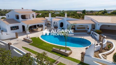 Located in Algoz. Farmhouse V3+V1 with lots of character located next to Algoz and close to Albufeira. 4.310 sq.m. plot with 304 sq.m. of built area. With two different accesses, this property has the main access through an automatic gate that takes ...