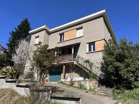 Charming 95 m² T4 house with great potential, ideally located just 7 minutes from Capdenac and 20 minutes from Figeac. This property offers a verdant setting, with views over the Lot and surrounding countryside. On the first level, you'll find a spac...