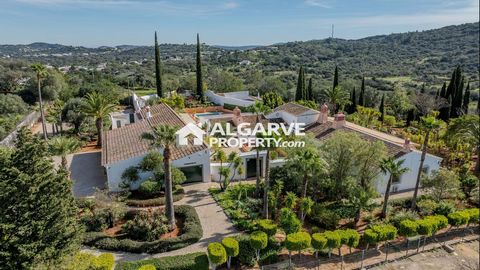 Located in São Brás de Alportel. Nestled in the quiet hills of São Brás de Alportel, this traditional style Quinta set in three hectares combines total privacy with breathtaking countryside views. The property comprises a charming main house with two...