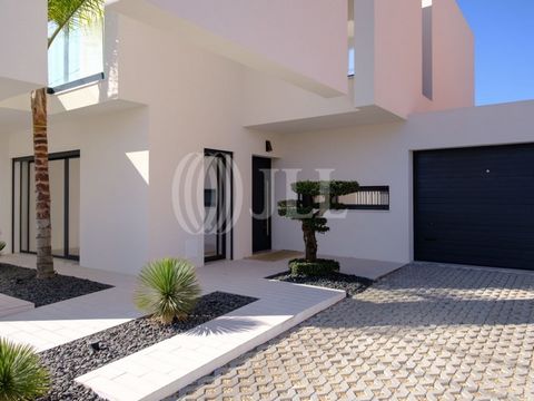 3+1 bedroom villa, with 180 sqm of gross construction area, garage and 209 sqm outdoor area with pool and garden, set on a 319 sqm plot with two frontages, in the Aroeira-Verdizela area, Almada. Distributed over two floors, this contemporary architec...