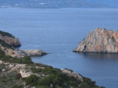 Ein schönes 18.000 qm großes Stück Land mit einer Küstenlinie von 200 Metern. Diese große Fläche Naturlandes liegt am Rande des kleinen schönen touristischen Dorfes Istron, Kalo Chorio, 15 Kilometer von der populären Provinzhauptstadt Agios Nikolaos ...