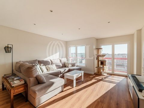3-bedroom apartment with 138 sqm of gross private area, balcony, and two parking spaces is located in Telheiras, Lisbon. Situated in a building constructed in 2022 with a lift, the apartment comprises a 34 sqm living room with access to the balcony, ...