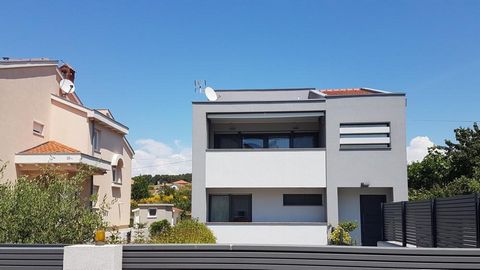 Great new modern villa for sale in a residential part of the city of Zadar, a 1,5 km from the sea! Villa is built in accordance with the highest standards, luxuriously equipped and very comfortable to live in 365 days a year. Total surface is 327 m2 ...