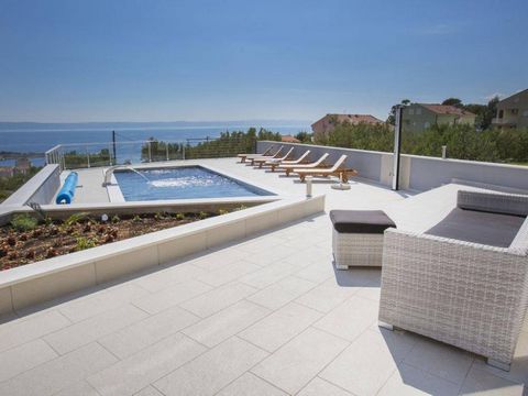 Amazing new modern villa for sale in Makarska just 850 meters from the beach! It is close enough to the city centre of Makarska, bustling with life in summer, and yet far enough to give you privacy and peace to relax and enjoy peace. The spacious vil...