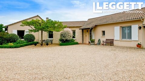 A26590GJP24 - Luxurious home, built to extremely high standards, large swimming pool, land 1.25 hectares, perfect if you are looking for tranquillity and beauty with easy access to large towns. Located 5 mins drive to the Chateau de Vigiers with its ...