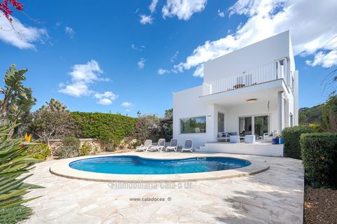 Magnificent detached villa for sale with stunning views to the sea and the island of Cabrera, located in the exclusive area of Punta des Port. This property has a corner plot of 613 m2 and offers 4 bedrooms, 4 bathrooms, swimming pool and terraces th...