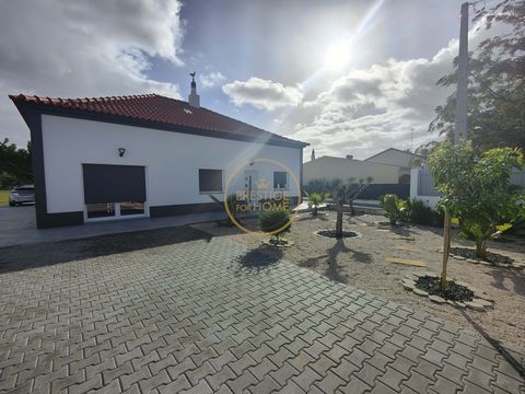 Located in São Brás de Alportel. House consisting of 3 bedrooms (1 en suite), 1 interior bathroom, living room/kitchen (kitchenette), 1 barbecue area with 1 outdoor bathroom and an attic with about 100 m2 (where you can choose 2 more rooms) inserted ...