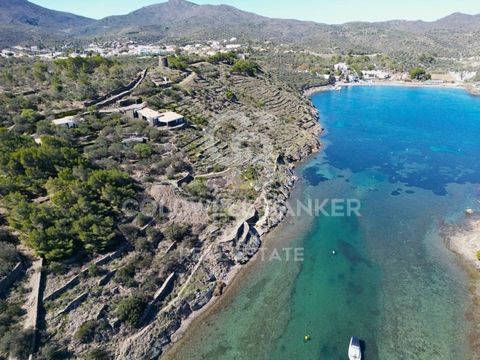 Discover this amazing authentic property in Cadaqués, on the Costa Brava in Spain. Several houses built with Cadaqués dry stone occupy this huge plot of 34,201 square meters. Dating from 1968 and adjoining the house of painter Salvador Dalí, this pro...
