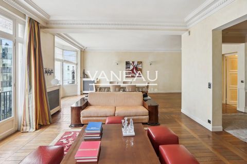 Neuilly - Sablons/Bois. In an Art-Deco building from 1930 with caretaker on the 4th floor with elevator, 6-room apartment with a surface area of 187.38m². Endowed with the charm of the old with parquet flooring, mouldings and fireplace, its volumes a...