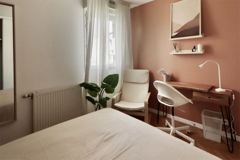 Welcome to Saint-Denis! This 10 m² room awaits you. Its hints of white and terracotta give it the perfect balance for enjoying its natural atmosphere. This room includes a beautiful desk, perfect for working or studying, as well as a built-in dressin...