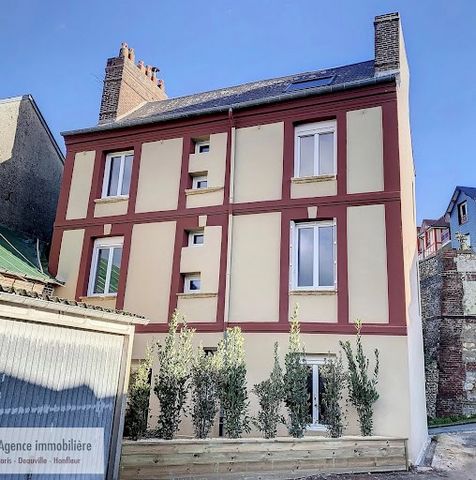 Monumenta Real Estate, an agency specializing in rehabilitated old real estate, offers you this elegant town house which has many advantages: - Very central location - rue Vannier in Honfleur => right in the center so within walking distance (shops, ...