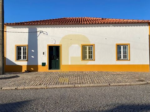 Excellent opportunity to start your business. Beautiful villa that can adapt the commercial activity you want. The Main building finds two living rooms, a semi-equipped kitchen in which you can prepare meals, outside has a beautiful garden area, a ga...
