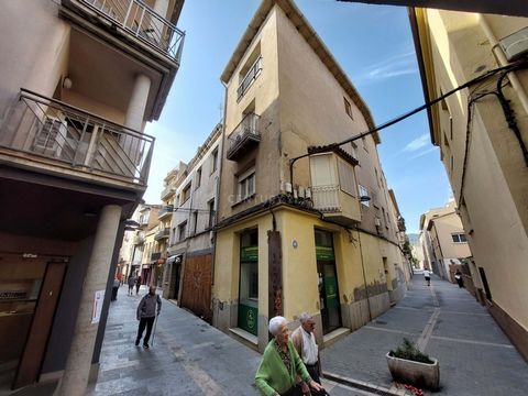 We are delighted to present this incredible opportunity to invest in a unique building in the heart of Santa Coloma de Farners. Located in the center of town, this building offers endless possibilities for those looking for a spacious and versatile s...