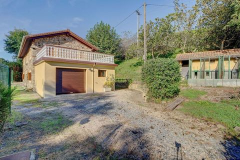 Charming hamlet just a few minutes from Lezo, Errenteria, San Sebastián and Irún Very good location. The farmhouse is in very good condition. Concrete construction, it has its own parking for 4 cars or more. The ground floor has a garage, full kitche...
