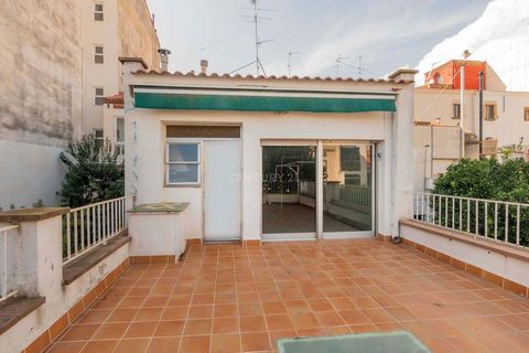 Located in the heart of Calella, just 300 meters from the beach, this ideal house to carry out your renovation project, distributed over 3 floors. First of all, we find the independent access for vehicles with a large garage of 173m2 with space for 6...