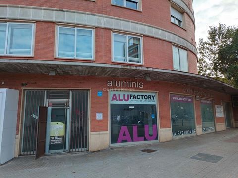 For sale commercial premises of 199m2 with very good visibility located in the Tres Torres Granollers area, province of Barcelona. Local with 4 windows all on the ground floor and natural light. Local very well connected and easily accessible. Do you...
