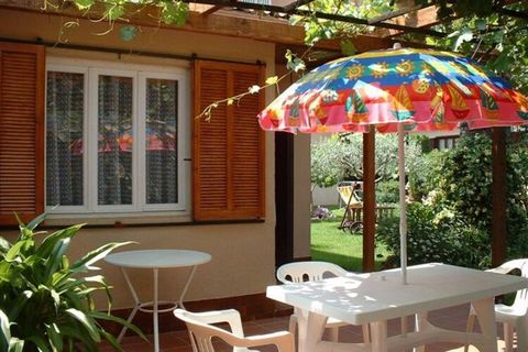 Odwiedź nas na naszej stronie internetowej: Sommeroase.de Apartamenty w bungalowach znajdują się w małym, pięknie utrzymanym ogrodzie należącym do niemieckiej właścicielki, która tam mieszka i wita gości po przyjeździe. 10/15 minut spacerem do plaży ...