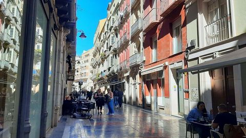 Leasehold restaurant cafeteria in the historic centre of Malaga, close to the Plaza de la Constitución. Magnificent premises of 52 useful meters, with two bathrooms, store room and terrace for 7 tables. Do you want to invest in the historic centre of...