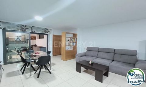This charming apartment, located in the Vila de Llançà on the first floor of a building with few neighbors, offers comfort and functionality. It consists of 2 double bedrooms, one of them en-suite, a single room, a full bathroom, laundry room, pantry...