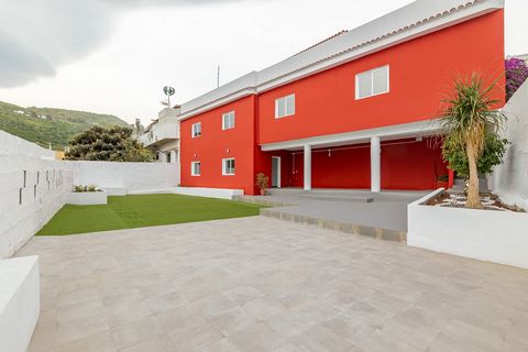 ARUCAS-LOS PORTALES. There you have it! The house I was looking for, with roof terrace, garden and spectacular views. This may be the summary of this wonderful house. The newly renovated property is developed on a main floor, distributed in a spaciou...