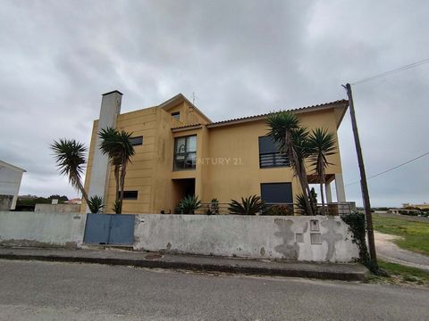 ********* BIEN OCCUPÉ ********** Possibilité d'acquérir cette maison T4 d'une superficie brute de 339 m2, située à proximité de la plage de Santa Cruz, paroisse de Silveira, municipalité de Torres Vedras. Situé dans un quartier calme et paisible avec...