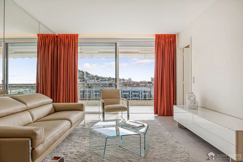 In the prestigious residence of the GRAND HOTEL, in the heart of the Croisette, magnificent bright 3 room apartment of about 94 m2 with a magnificent terrace with sea view, renovated with high quality services and located on the top floor. Composed o...