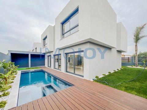 Excellent detached luxury 4 bedroom villa, new and contemporary architecture, with swimming pool and garden. With excellent finishes, with a lot of light, unobstructed view. With garage for one car plus outside parking for two cars. In a quiet area o...
