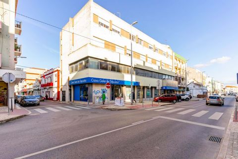 Shop with 275m2 in the center of Baixa da Banheira. Space inserted in a more active commercial area, 10 meters from the national road 11-1, next to Caixa Geral de Depósitos and all types of commerce. This same store has a good monthly income, which i...