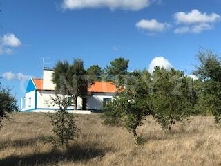 Typical Alentejo hill with 97.750 m2 all fenced, 1 hour from Lisbon, through the A2 / IC1, 7 minutes from Grândola and about 30 minutes from the beaches of the Alentejo coast (Costa Vicentina and Costa Azul - Melides, Carvalhal, Praia da Aberta Nova,...