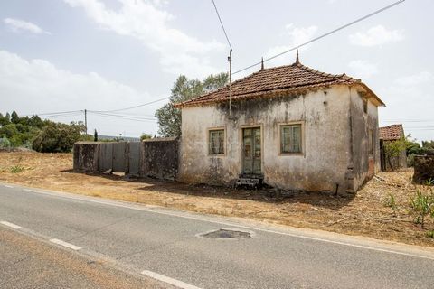 Old house for sale, built in 1954, with a covered area of 146m2, situated on an urban plot of 12656m2 with a view of the Serra dos Candeeiros mountain range. The plot holds significant potential, allowing for the construction of multiple houses, a ho...