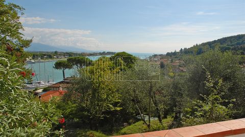 Located a short distance from the sea, the beaches and the center of the village of Bocca di Magra with its marina and restaurants, this beautiful villa for sale has a large garden and a beautiful sea view. ​The villa, located on the very first hill ...
