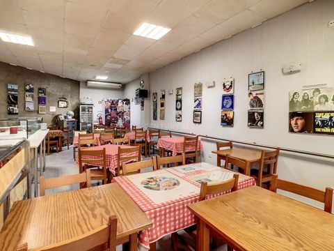 Este restaurante/Pizzaria com 65m2 está localizado no prédio conhecido como torre do liceu numa área muito movimentada, central, perto da Escola Secundária Frei Bartolomeu dos Mártires, zona Premium, com grande fluxo de veículos e pessoas residentes ...