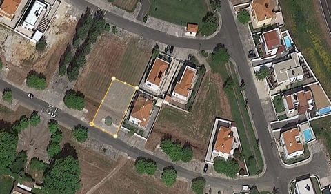 476m2 building plot | Ameal, Ramalhal Located to the north of the city of Torres Vedras, the parish of Ramalhal is 7 km from the county seat and, with the new highways, around 50 km from Lisbon. It has an area of 36 km2 and is crossed by the Alcabric...